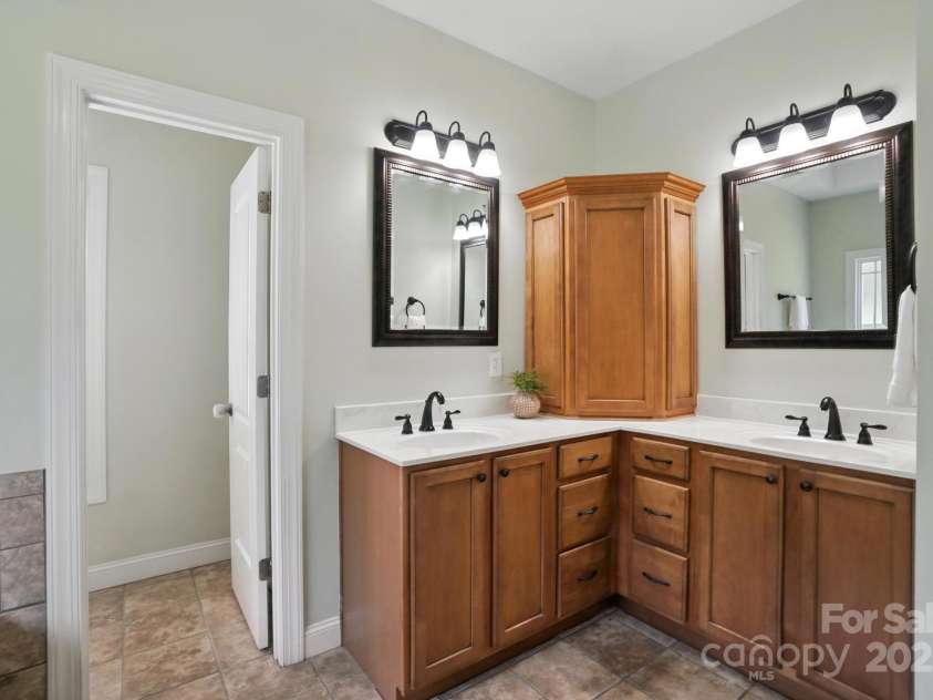 170 Saint James Way, Salisbury, NC 28147.  MLS# CAR4275356, YatesRealty ID 32049. Primary Bath with Dual Vanity