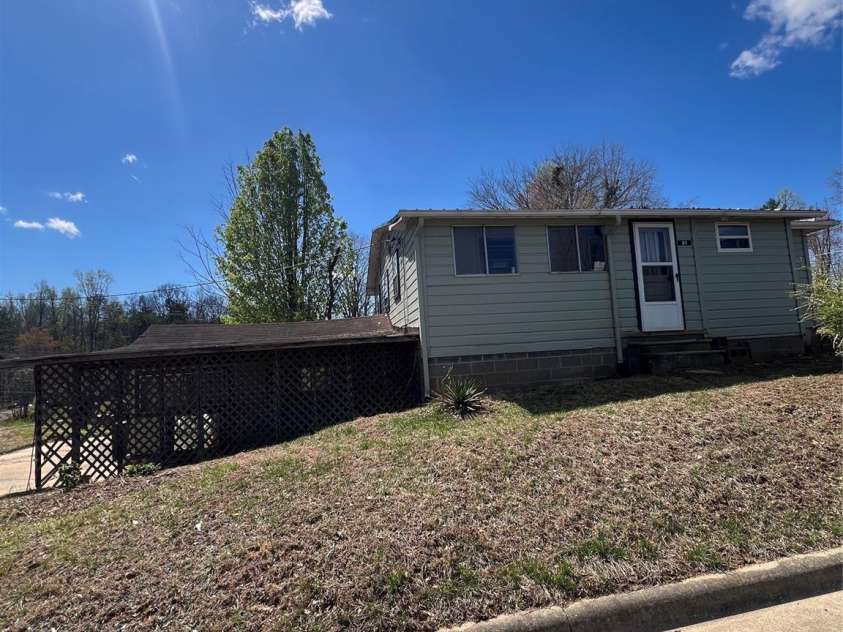 61 Woodlawn Street, Marion, NC 28752.  MLS# CAR4240088, YatesRealty ID 3205. 