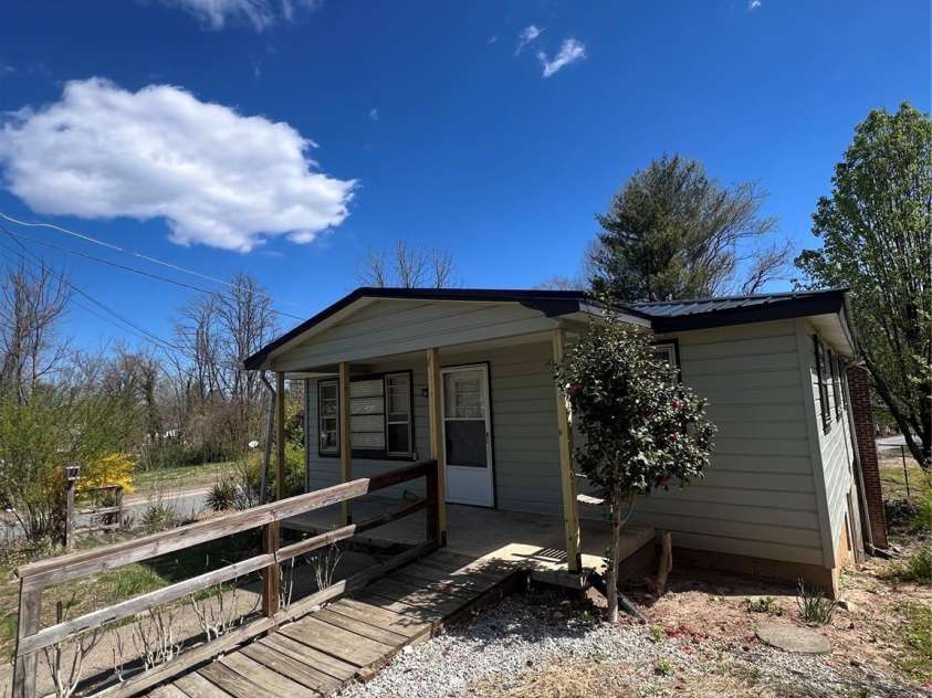 61 Woodlawn Street, Marion, NC 28752.  MLS# CAR4240088, YatesRealty ID 3205. 