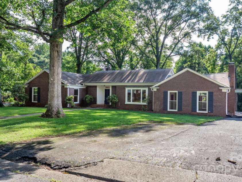 1615 Brentwood Drive, Newton, NC 28658.  MLS# CAR4287870, YatesRealty ID 32054. 