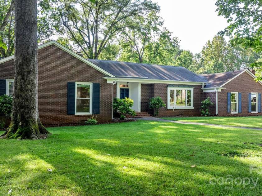 1615 Brentwood Drive, Newton, NC 28658.  MLS# CAR4287870, YatesRealty ID 32054. 