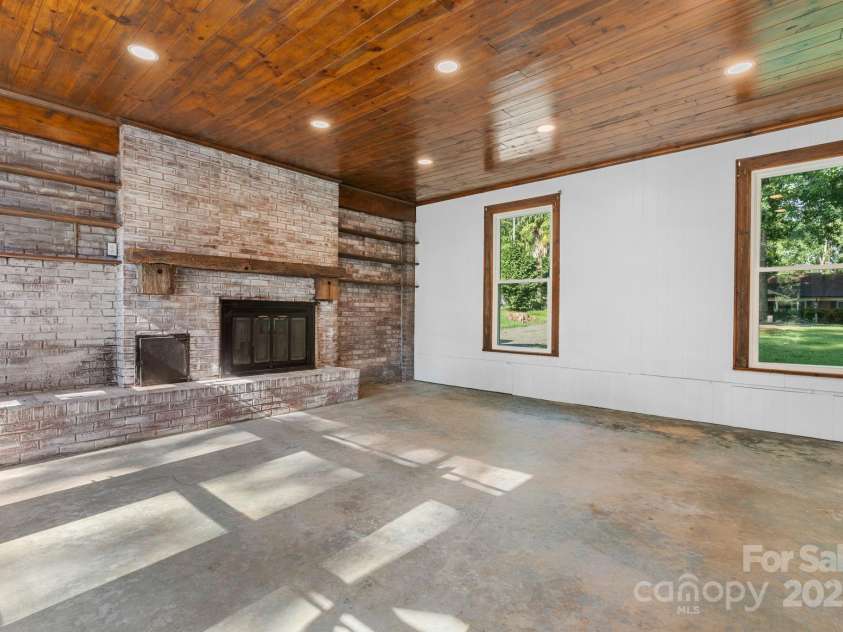 1615 Brentwood Drive, Newton, NC 28658.  MLS# CAR4287870, YatesRealty ID 32054. 