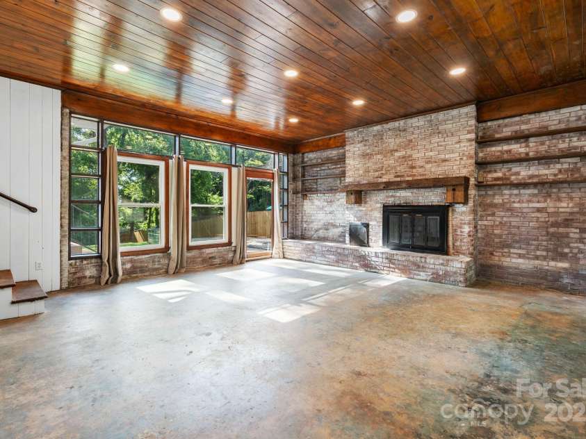 1615 Brentwood Drive, Newton, NC 28658.  MLS# CAR4287870, YatesRealty ID 32054. 