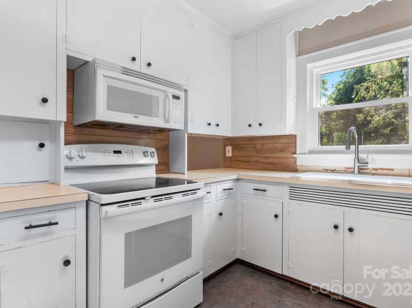 1615 Brentwood Drive, Newton, NC 28658.  MLS# CAR4287870, YatesRealty ID 32054. 