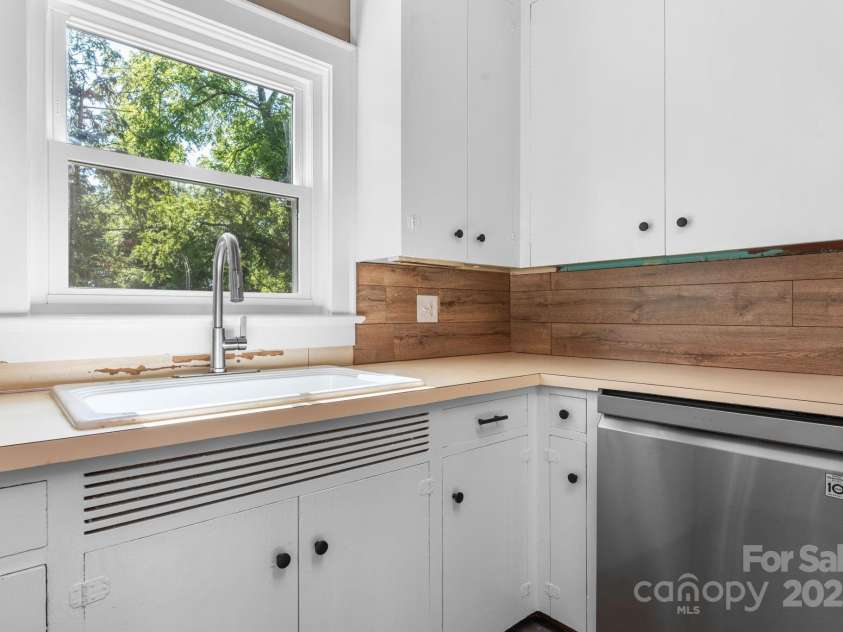 1615 Brentwood Drive, Newton, NC 28658.  MLS# CAR4287870, YatesRealty ID 32054. 