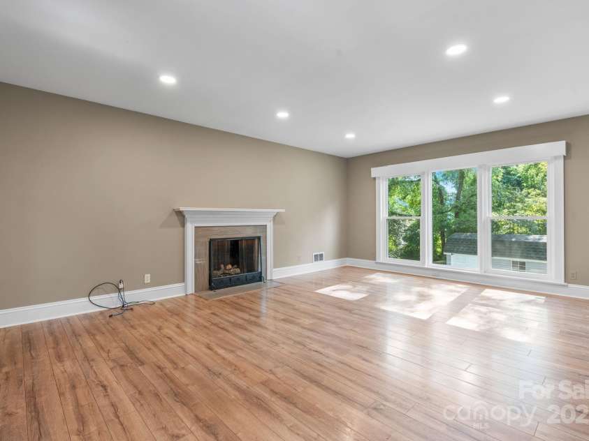 1615 Brentwood Drive, Newton, NC 28658.  MLS# CAR4287870, YatesRealty ID 32054. 