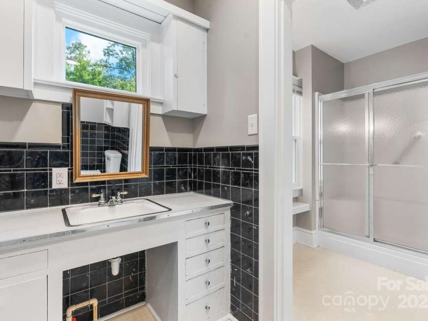 1615 Brentwood Drive, Newton, NC 28658.  MLS# CAR4287870, YatesRealty ID 32054. 