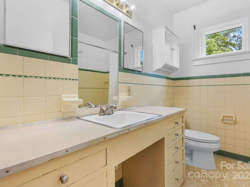 1615 Brentwood Drive, Newton, NC 28658.  MLS# CAR4287870, YatesRealty ID 32054. 