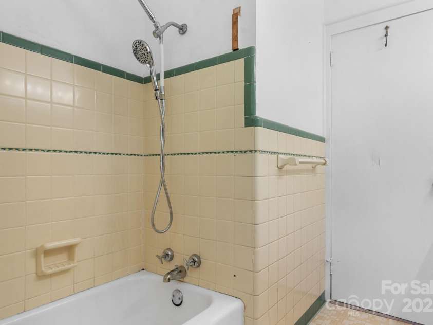 1615 Brentwood Drive, Newton, NC 28658.  MLS# CAR4287870, YatesRealty ID 32054. 