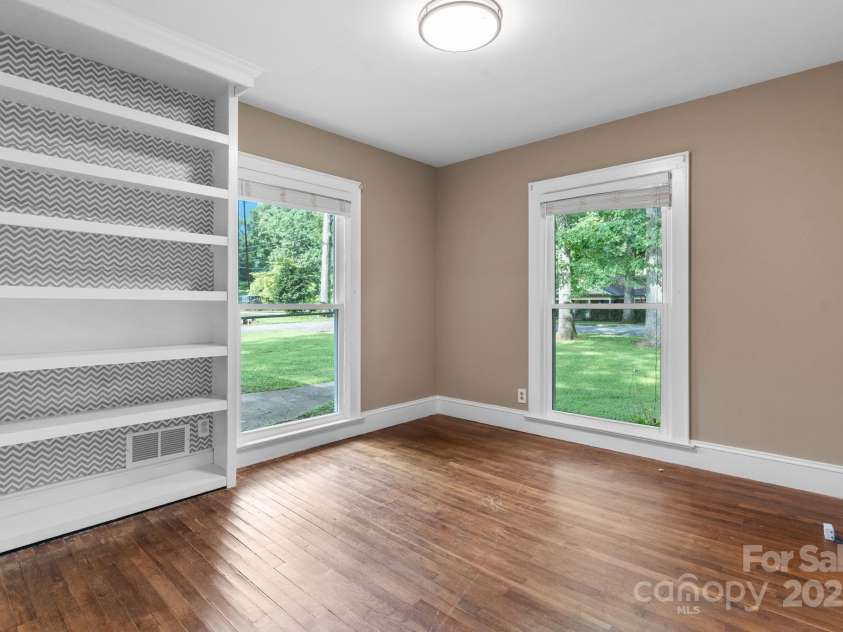 1615 Brentwood Drive, Newton, NC 28658.  MLS# CAR4287870, YatesRealty ID 32054. 