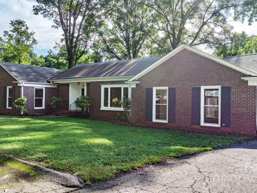 1615 Brentwood Drive, Newton, NC 28658.  MLS# CAR4287870, YatesRealty ID 32054. 