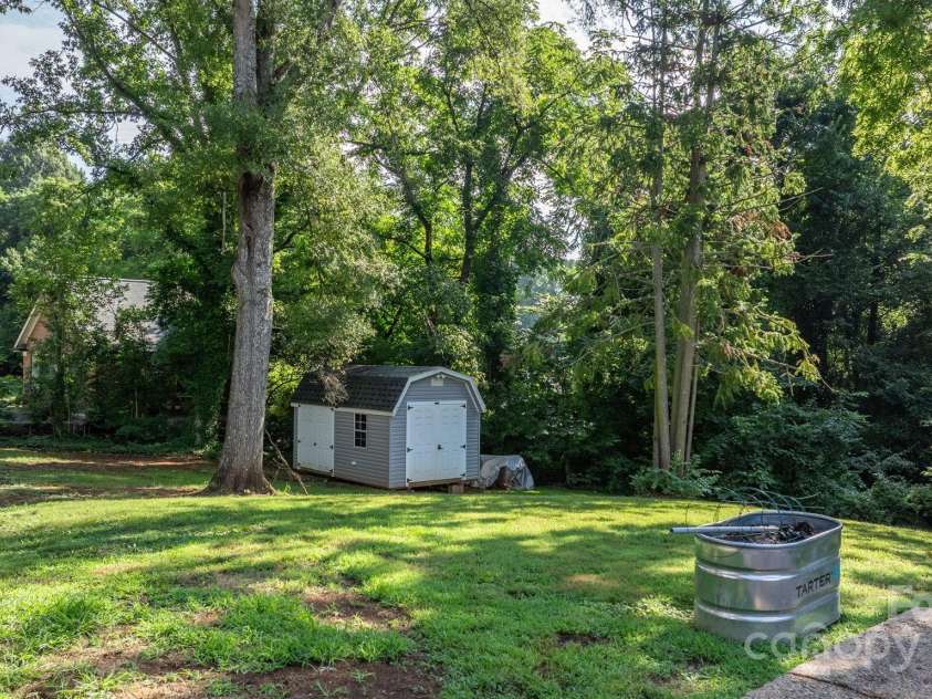 1615 Brentwood Drive, Newton, NC 28658.  MLS# CAR4287870, YatesRealty ID 32054. 