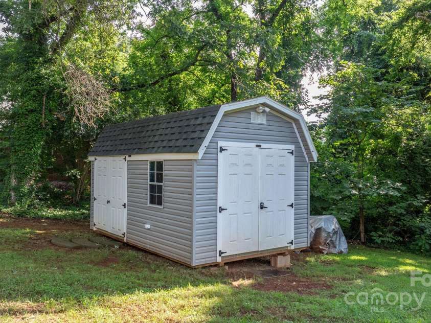 1615 Brentwood Drive, Newton, NC 28658.  MLS# CAR4287870, YatesRealty ID 32054. 