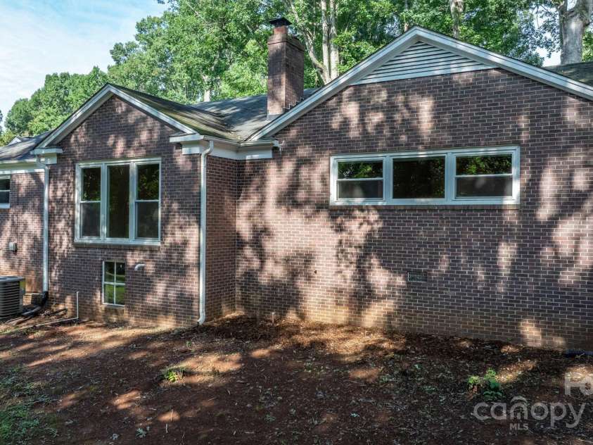 1615 Brentwood Drive, Newton, NC 28658.  MLS# CAR4287870, YatesRealty ID 32054. 