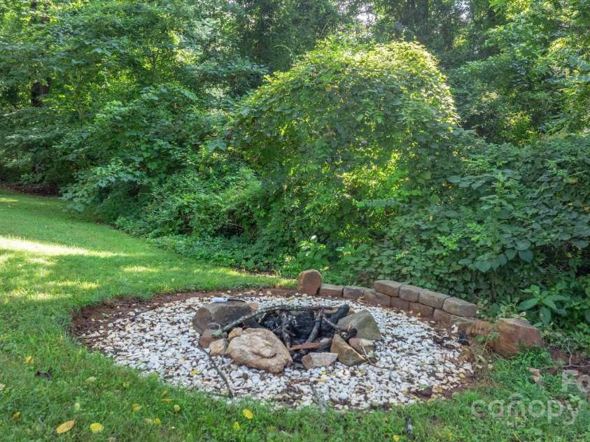 1615 Brentwood Drive, Newton, NC 28658.  MLS# CAR4287870, YatesRealty ID 32054. 