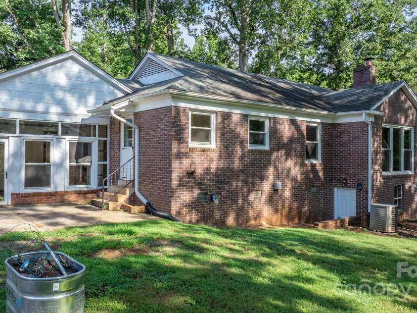 1615 Brentwood Drive, Newton, NC 28658.  MLS# CAR4287870, YatesRealty ID 32054. 