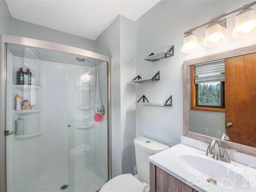 99 Young Drive, Candler, NC 28715.  MLS# CAR4388636, YatesRealty ID 32054. Primary full bath