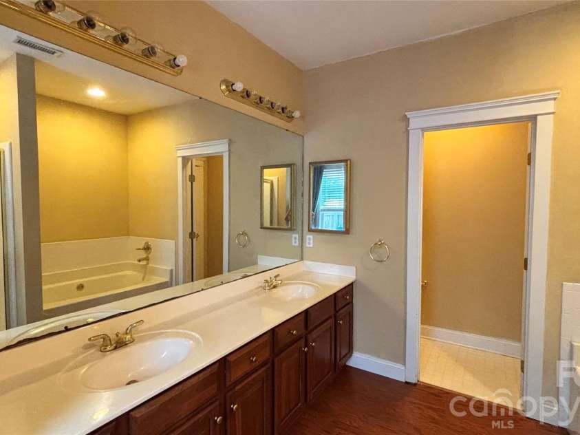 1408 Kenton Lane, Asheville, NC 28803.  MLS# CAR4390705, YatesRealty ID 32055. Ensuite bath