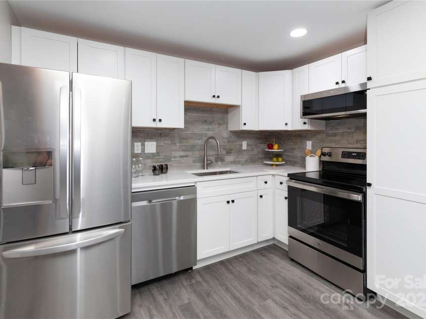 3 High Meadow Road, Asheville, NC 28803.  MLS# CAR4257892, YatesRealty ID 32055. New appliances