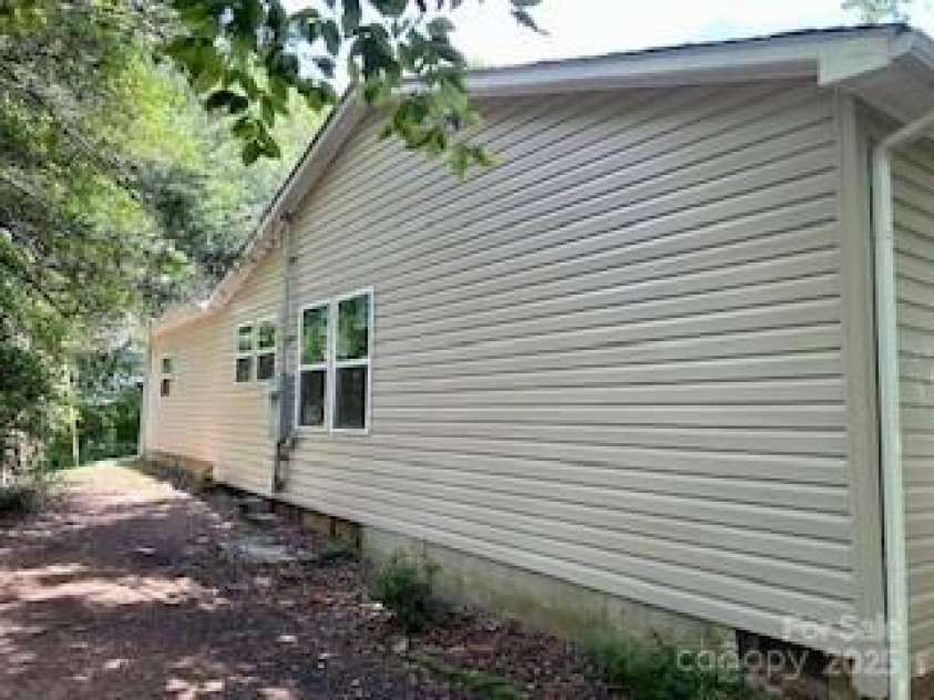 182 US 221 Business Extension, Marion, NC 28752.  MLS# CAR4285191, YatesRealty ID 32058. 