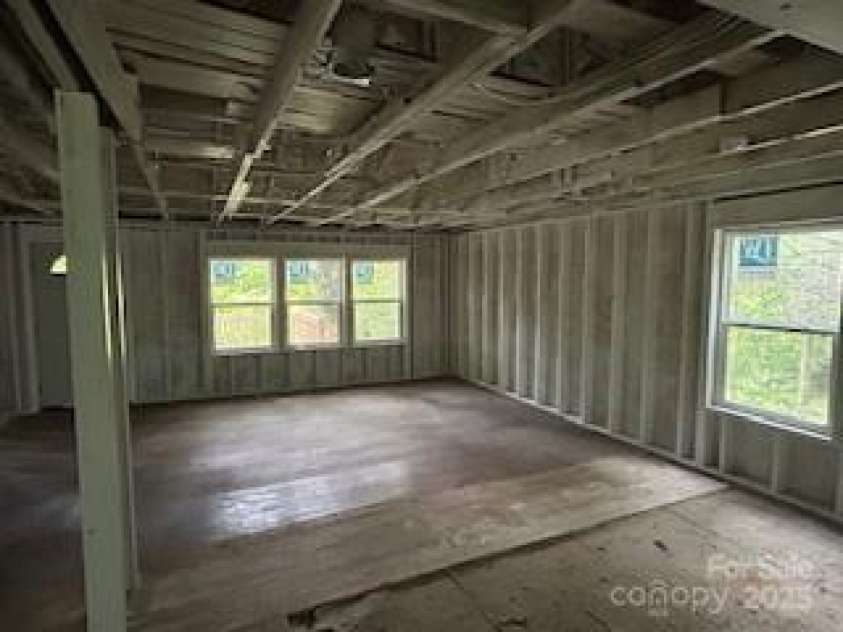 182 US 221 Business Extension, Marion, NC 28752.  MLS# CAR4285191, YatesRealty ID 32058. 