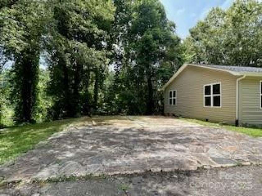 182 US 221 Business Extension, Marion, NC 28752.  MLS# CAR4285191, YatesRealty ID 32058. 