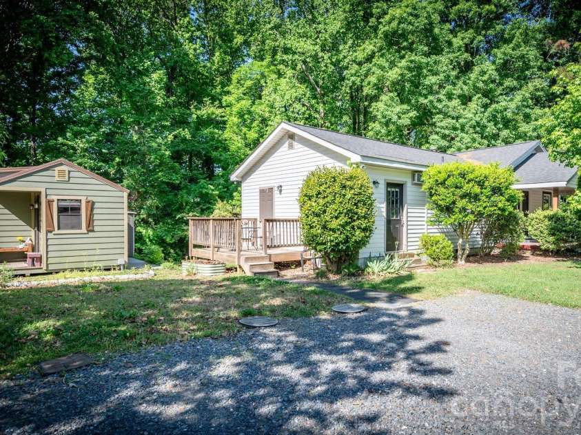 3828 Oakwood Road, Charlotte, NC 28269.  MLS# CAR4375372, YatesRealty ID 32060. 