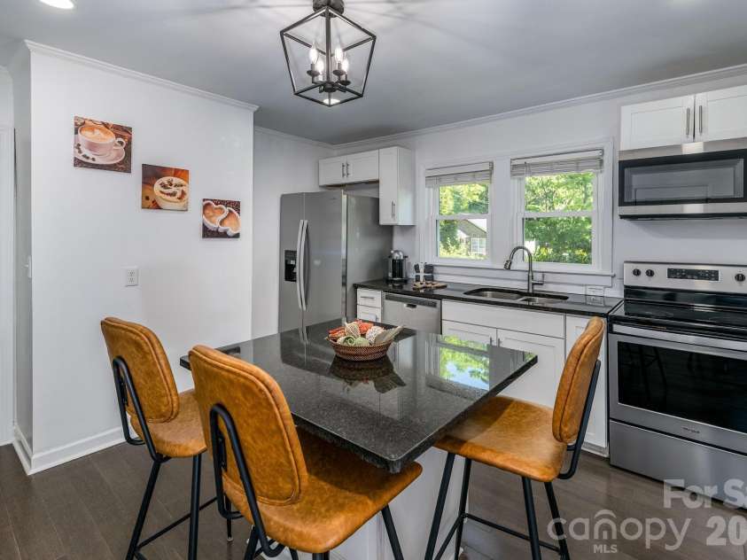 3828 Oakwood Road, Charlotte, NC 28269.  MLS# CAR4375372, YatesRealty ID 32060. 