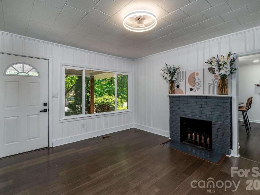 3828 Oakwood Road, Charlotte, NC 28269.  MLS# CAR4375372, YatesRealty ID 32060. 