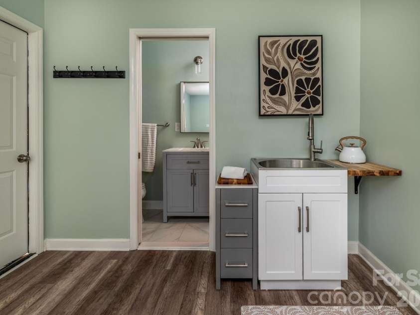 3828 Oakwood Road, Charlotte, NC 28269.  MLS# CAR4375372, YatesRealty ID 32060. 