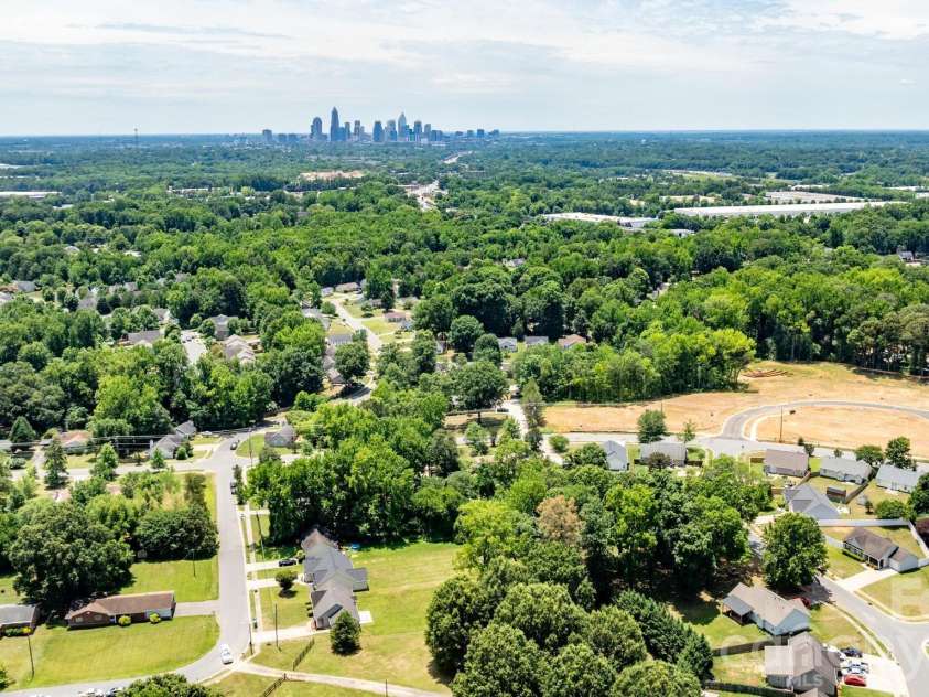 3828 Oakwood Road, Charlotte, NC 28269.  MLS# CAR4375372, YatesRealty ID 32060. 