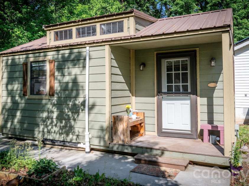 3828 Oakwood Road, Charlotte, NC 28269.  MLS# CAR4375372, YatesRealty ID 32060. Side view Tiny house