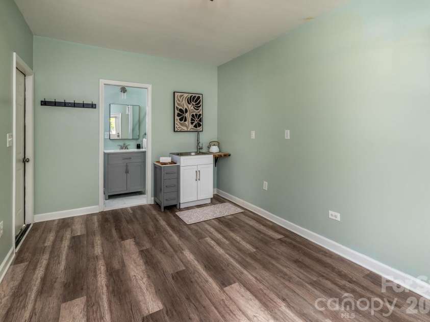 3828 Oakwood Road, Charlotte, NC 28269.  MLS# CAR4375372, YatesRealty ID 32060. Studio