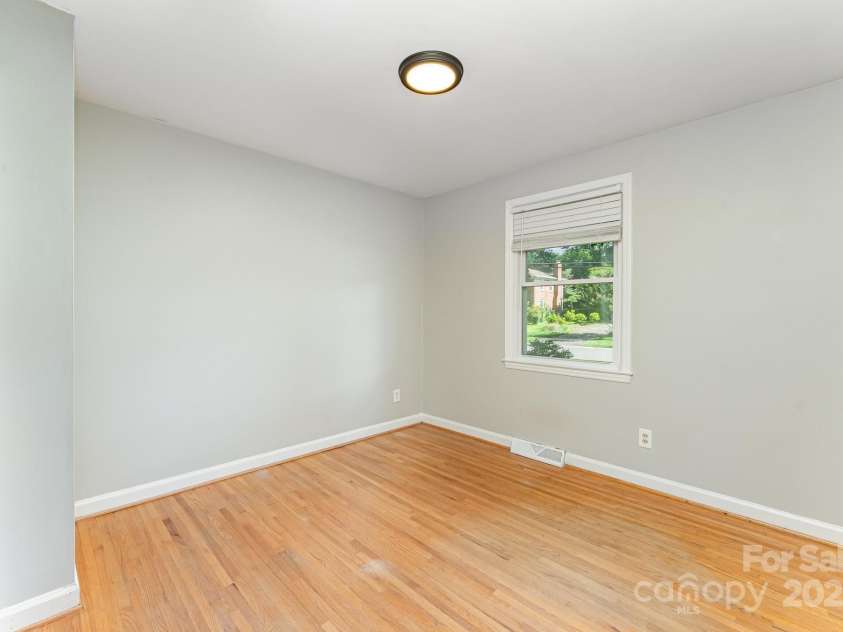 4014 Sulkirk Road, Charlotte, NC 28210.  MLS# CAR4286808, YatesRealty ID 32061. 1st bedroom upstairs on left