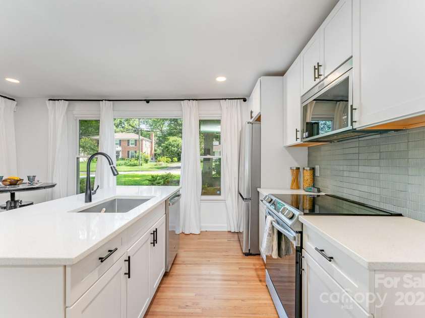 4014 Sulkirk Road, Charlotte, NC 28210.  MLS# CAR4286808, YatesRealty ID 32061. Kitchen main level