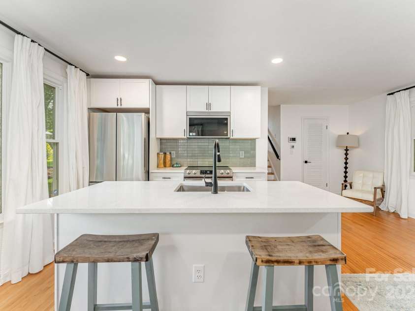 4014 Sulkirk Road, Charlotte, NC 28210.  MLS# CAR4286808, YatesRealty ID 32061. Kitchen main level