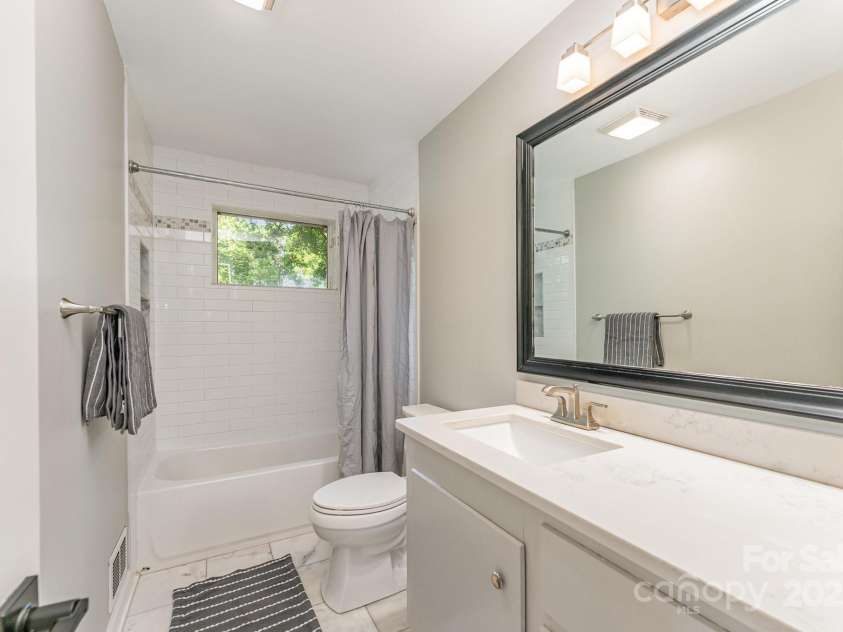 4014 Sulkirk Road, Charlotte, NC 28210.  MLS# CAR4286808, YatesRealty ID 32061. Upstairs bathroom