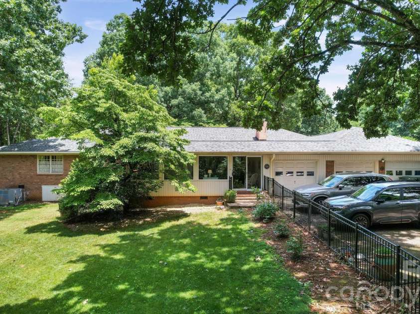 2925 Grampian Drive, Gastonia, NC 28054.  MLS# CAR4391415, YatesRealty ID 32062. 