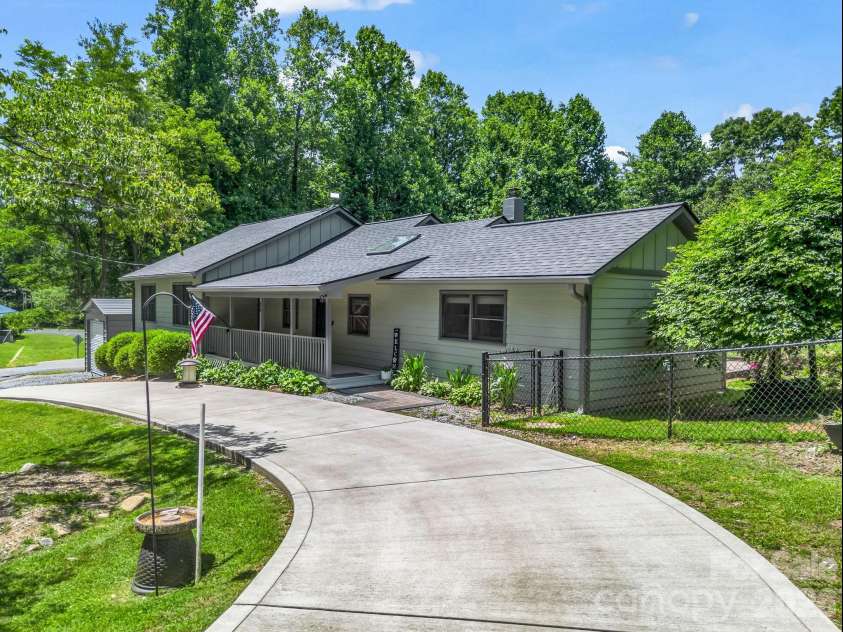 35 Chastain Hill Road, Mills River, NC 28759.  MLS# CAR4388520, YatesRealty ID 32063. 35 Chastain Hill Rd - circular drive