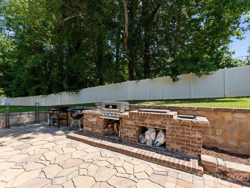 4337 Tipperary Place, Charlotte, NC 28215.  MLS# CAR4282990, YatesRealty ID 32063. 