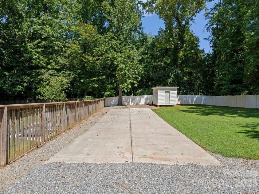 4337 Tipperary Place, Charlotte, NC 28215.  MLS# CAR4282990, YatesRealty ID 32063. 