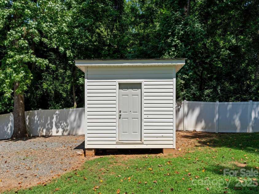 4337 Tipperary Place, Charlotte, NC 28215.  MLS# CAR4282990, YatesRealty ID 32063. 