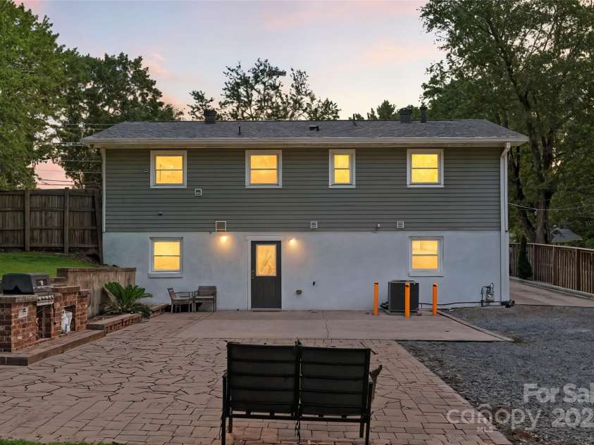 4337 Tipperary Place, Charlotte, NC 28215.  MLS# CAR4282990, YatesRealty ID 32063. 