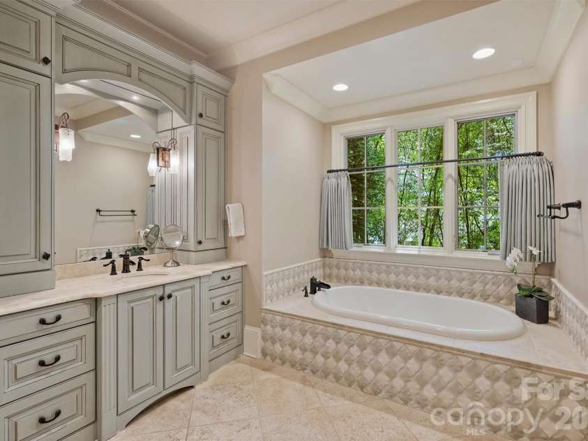 4901 Carmel Park Drive, Charlotte, NC 28226.  MLS# CAR4379174, YatesRealty ID 32065. 