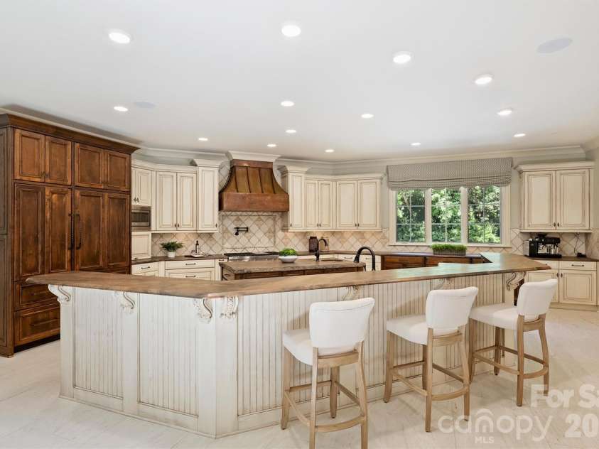 4901 Carmel Park Drive, Charlotte, NC 28226.  MLS# CAR4379174, YatesRealty ID 32065. Kitchen