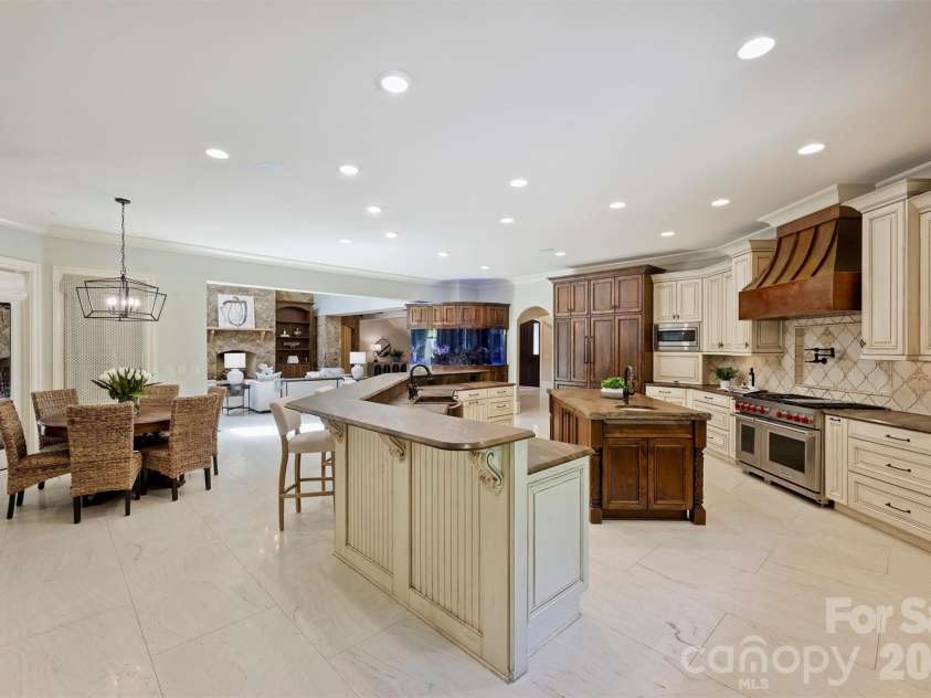 4901 Carmel Park Drive, Charlotte, NC 28226.  MLS# CAR4379174, YatesRealty ID 32065. Kitchen/ breakfast table