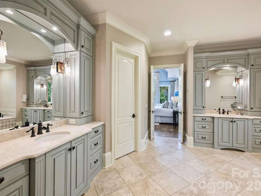 4901 Carmel Park Drive, Charlotte, NC 28226.  MLS# CAR4379174, YatesRealty ID 32065. Primary Bathroom