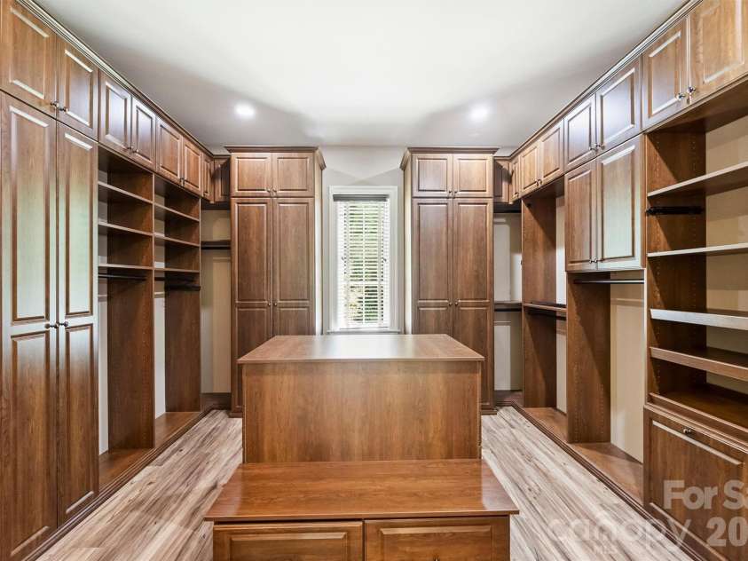 4901 Carmel Park Drive, Charlotte, NC 28226.  MLS# CAR4379174, YatesRealty ID 32065. Primary Closet