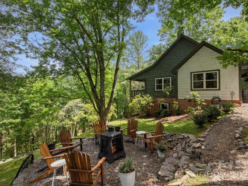 218 Hamlet Drive, Burnsville, NC 28714.  MLS# CAR4265948, YatesRealty ID 32067. 