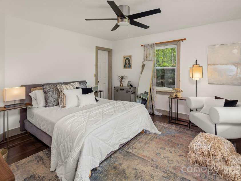 218 Hamlet Drive, Burnsville, NC 28714.  MLS# CAR4265948, YatesRealty ID 32067. 